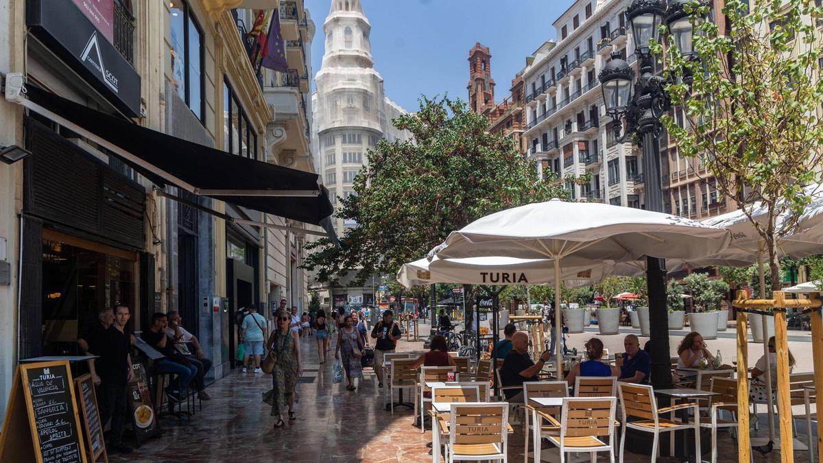 Terrazas en la plaza del Ayuntamiento de València.