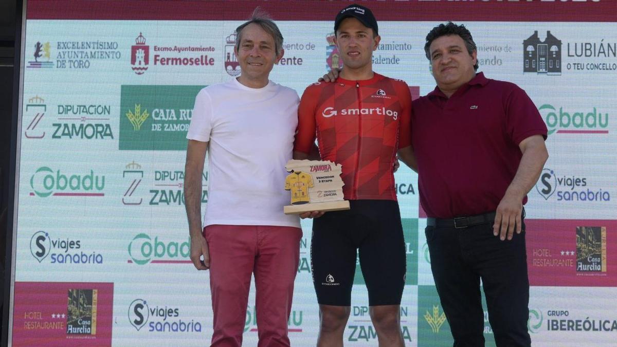 El vencedor de la tercera etapa junto al alcalde de Villalpando y al diputado comarcal. | JOSÉ LUIS FERNÁNDEZ