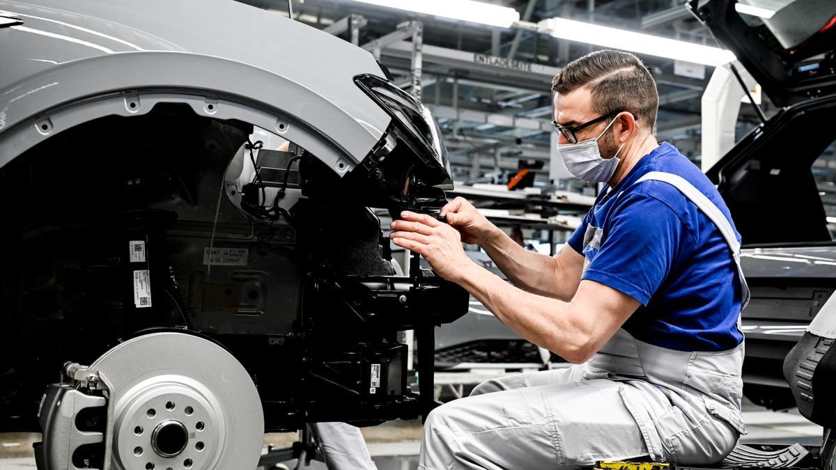 Un empleado de Volkswagen trabaja en una línea de montaje de coches eléctricos en la fábrica de vehículos Volkswagen (VW) en Zwickau, Alemania.