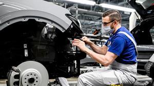 Un empleado de Volkswagen trabaja en una línea de montaje de coches eléctricos en la fábrica de vehículos Volkswagen (VW) en Zwickau, Alemania. 