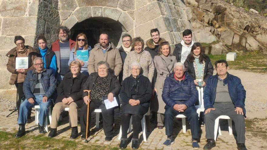 Personas que estuvieron vinculadas al Forno de Cal con los restauradores del recinto.   | // FDV