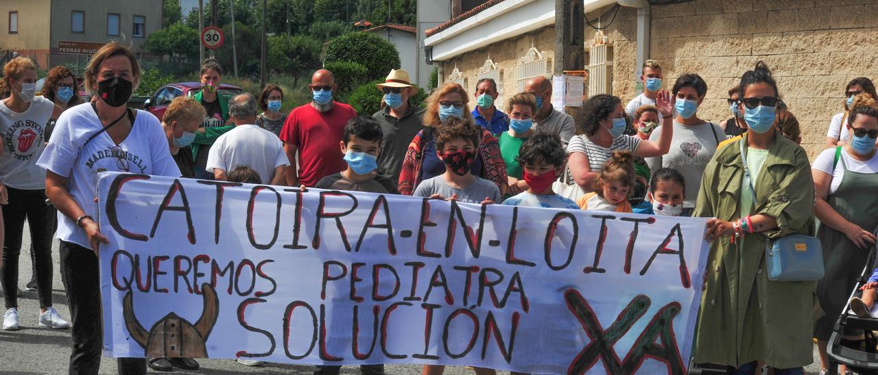 Una de las protestas desplegadas en Catoira para exigir el servicio de pediatría en su centro de salud.