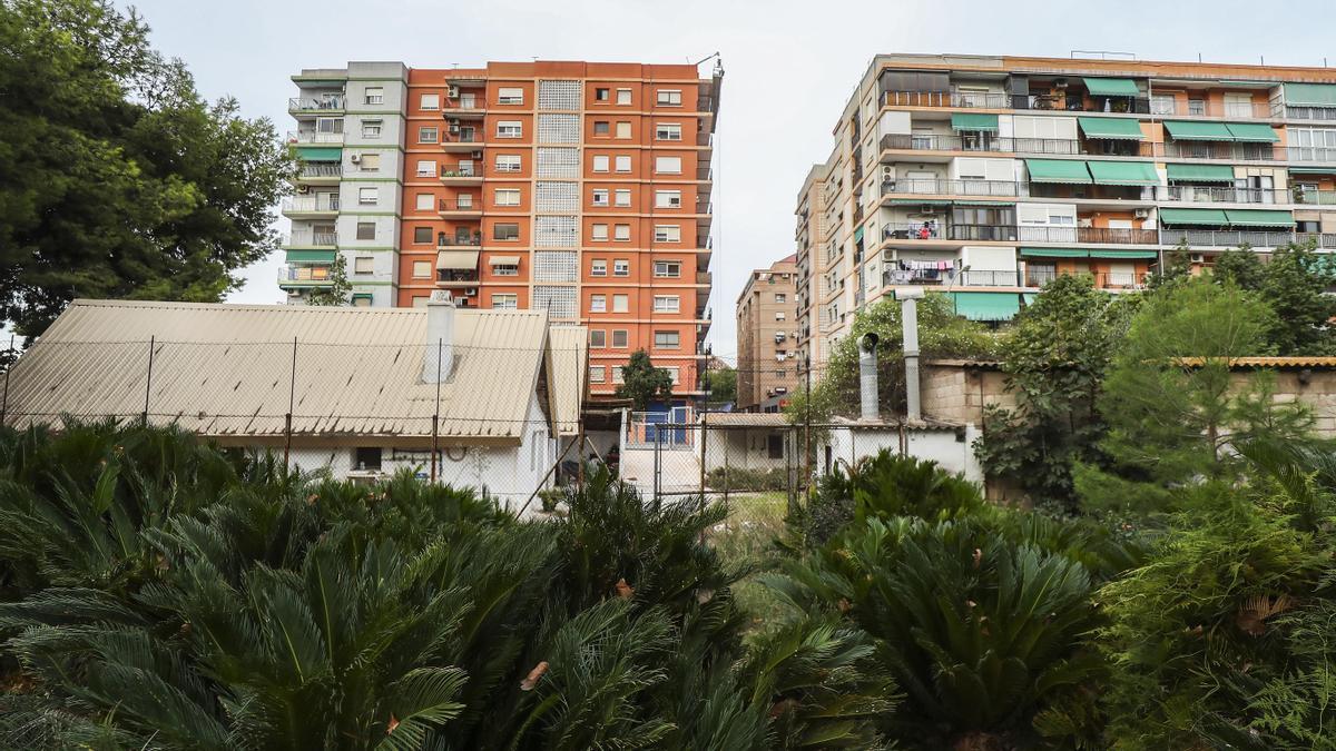 Barracas y edificios en el barrio de Sant Marcel.lí.