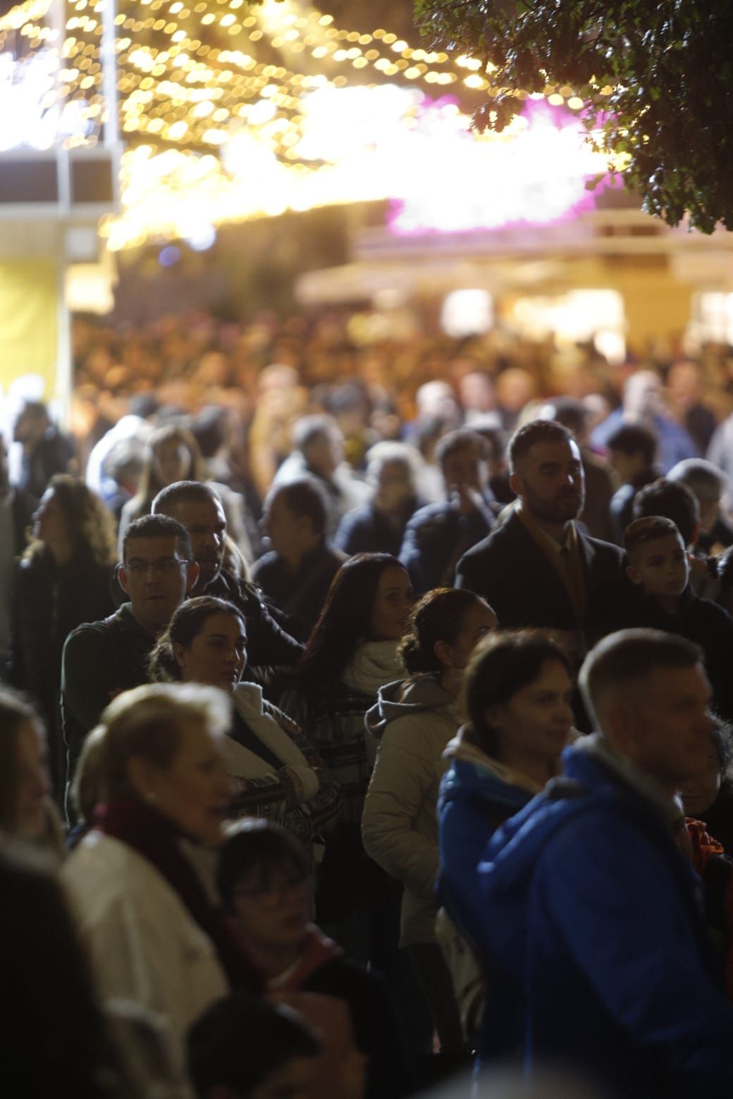 El turismo y las compras navideñas llenan las calles de València