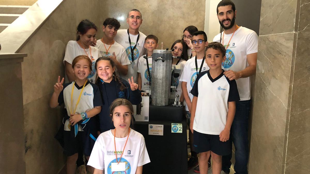 Alumnos de los centros participantes del proyecto y profesores en el Museo de Veterinaria de Badajoz, ayer.