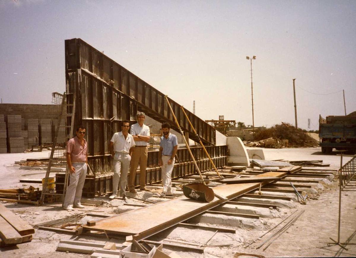 Construcción de las torres, en un taller de Elche,  durante 1985.