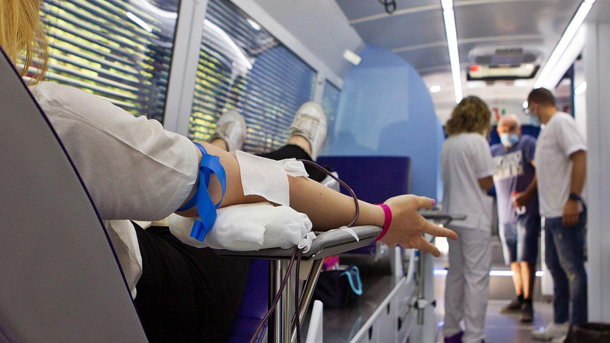 Extracción de sangre a una donante en el autobús.