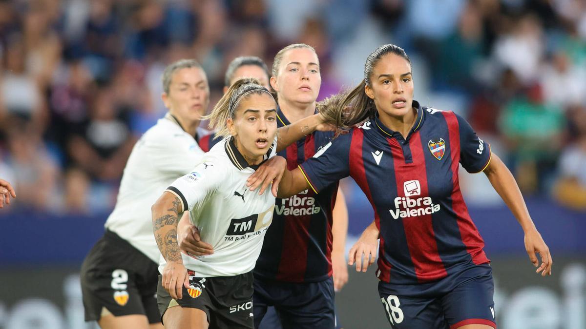 Macarena Portales y Gabi Nunes en el reciente Derbi en el Ciutat de València.