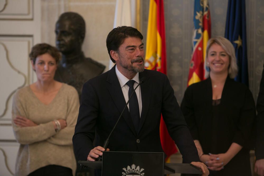 Unos 300 aficionados arropan al equipo de Rivero en el Ayuntamiento tras su ascenso a LEB Oro