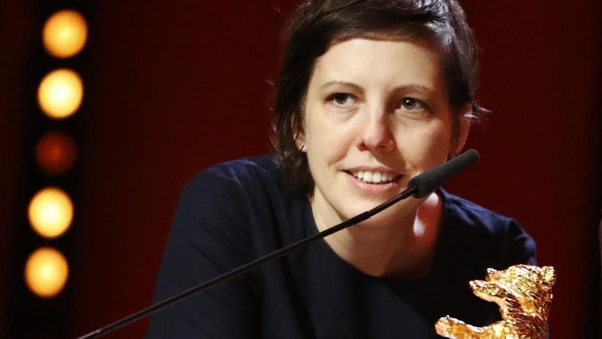 Adina Pintilie, con el Oso de Oro por su triunfo en la Berlinale con 'Touch me not'