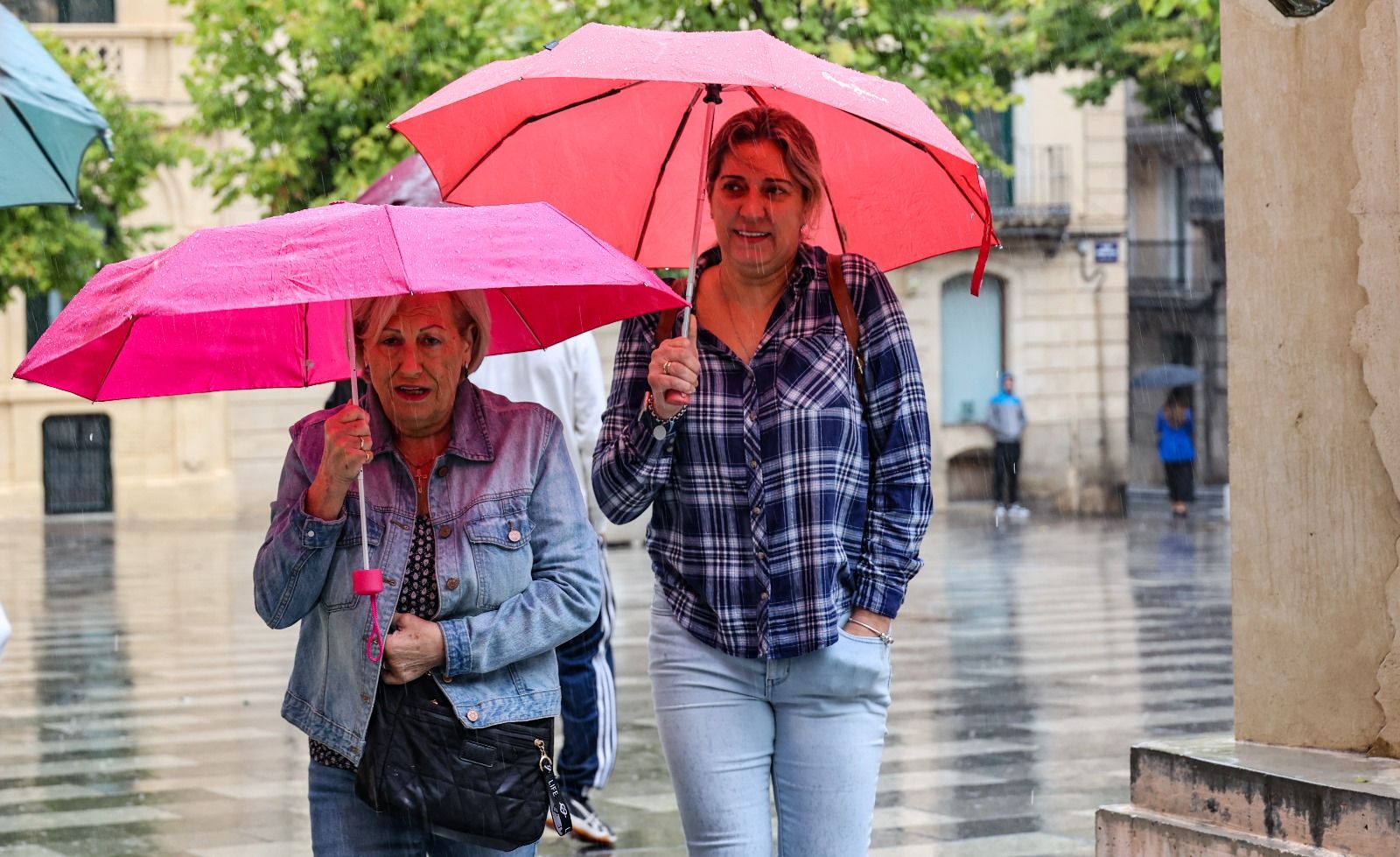 Gente con paraguas en Alcoy