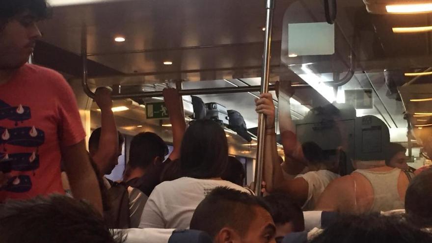 Estudiantes hacinados el pasado domingo en el tren a Castelló, muchos de ellos de pie y en situación de inseguridad.