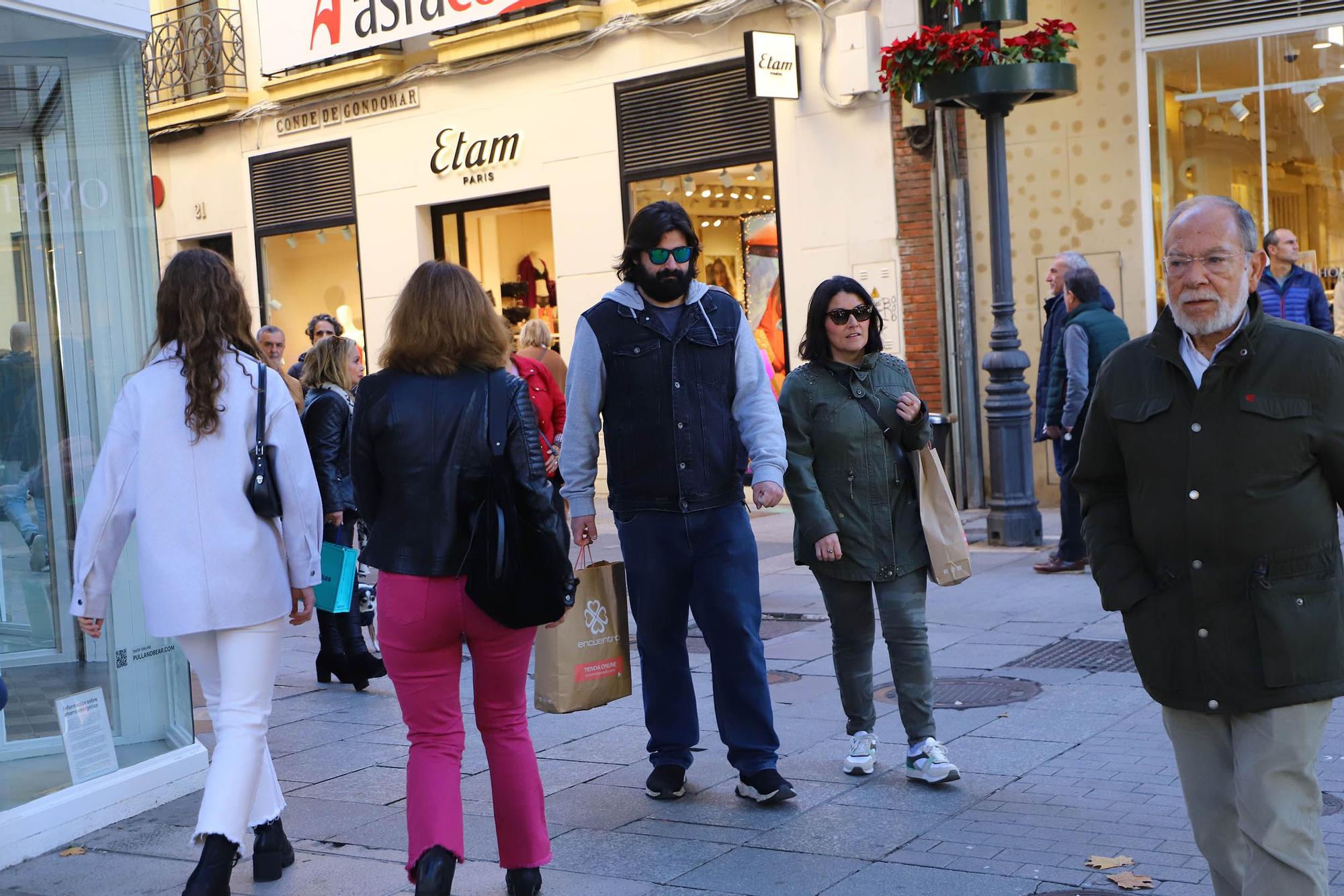 Colas y "mucha venta" en los comercios de Córdoba durante el festivo