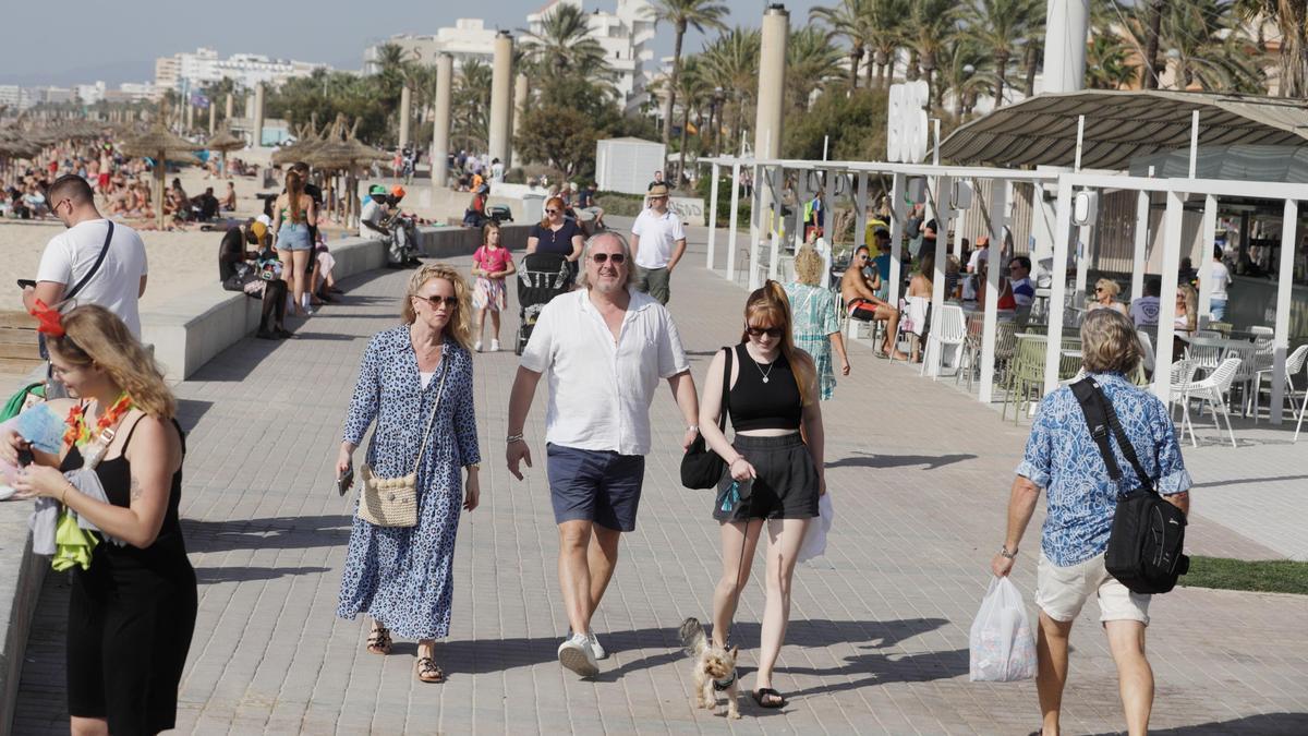 Herbsturlauber an der Playa de Palma.