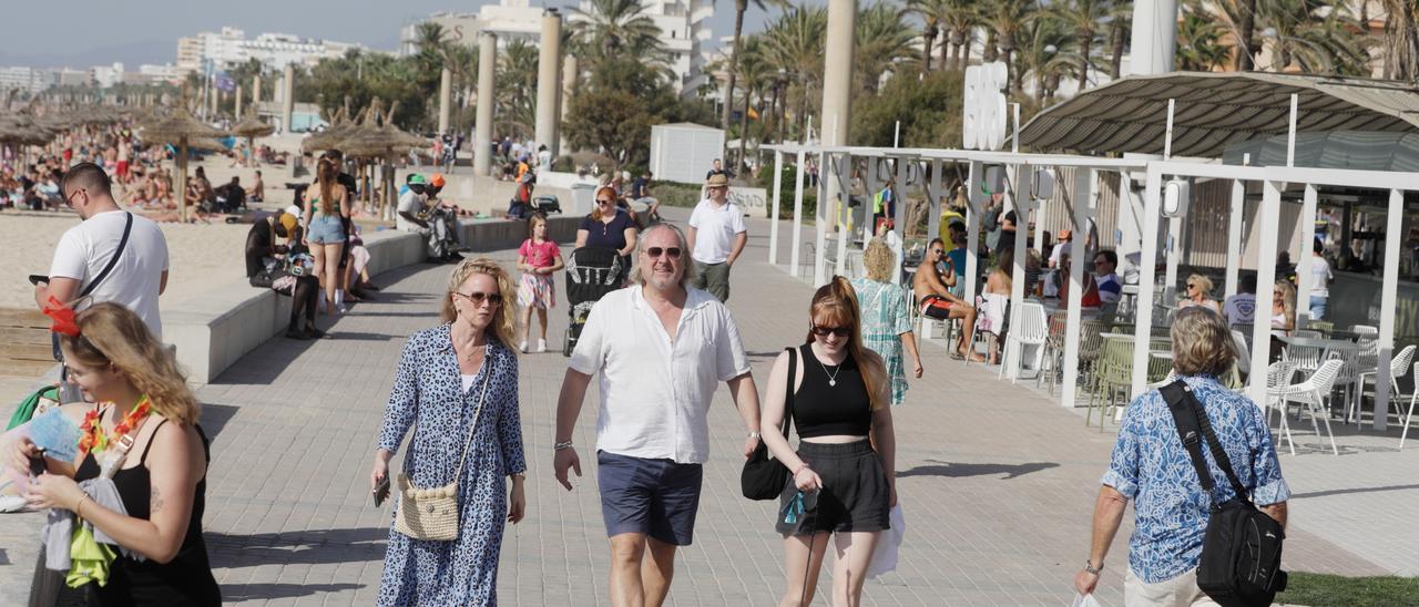 Herbsturlauber an der Playa de Palma.