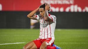 GIRONA, 26/09/2025.- El centrocampista belga del Girona Axel Witsel se lamenta durante el encuentro correspondiente a la jornada siete de Laliga EA Sports que disputan hoy viernes Girona y Espanyol en el estadio municipal de Montilivi, en Girona. EFE/David Borrat