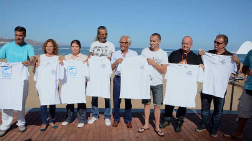 Mimi González (segunda por la izda.), Pablo Barbero (quinto por la izda.) y los hamaqueros muestran el nuevo polo.| acfi press