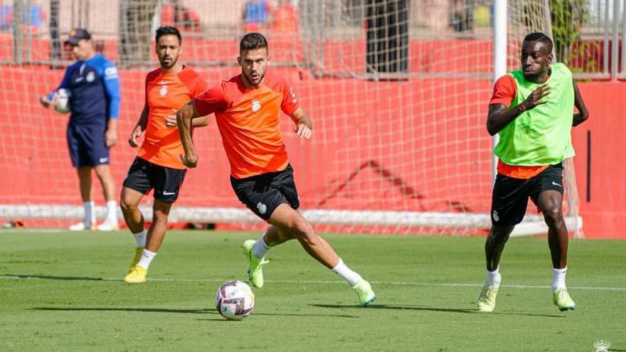 Copete conduce el balón durante un entrenamiento en Son Bibiloni  |  RCDM