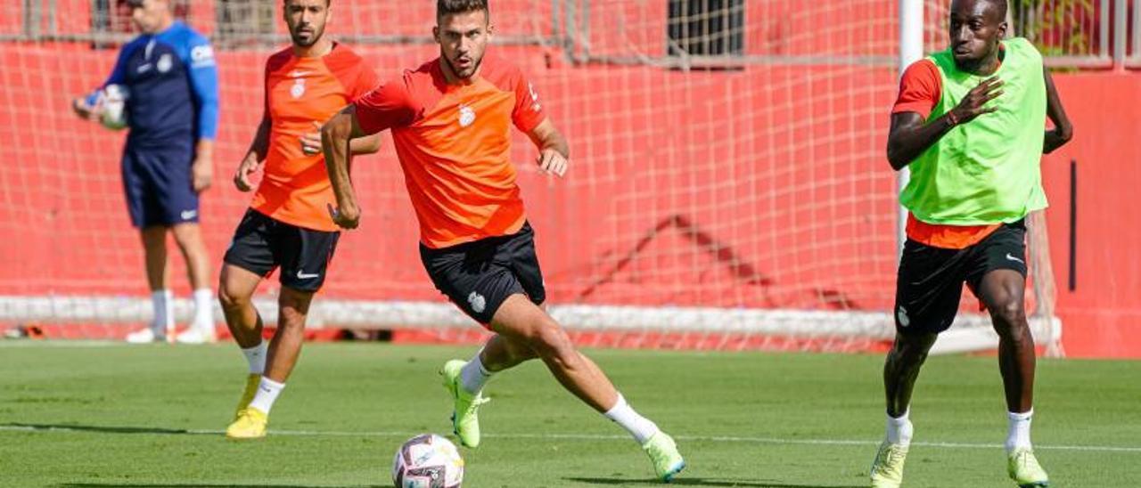 Copete conduce el balón durante un entrenamiento en Son Bibiloni  |  RCDM