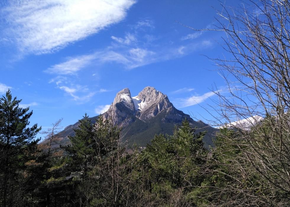 Massís. Entre el verd de la natura i la blavor del cel, al mig veiem l’emblemàtica muntanya del Pedraforca, al Berguedà