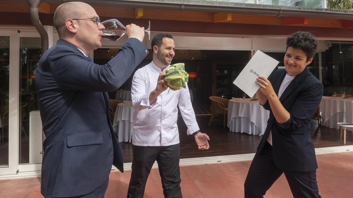 El sumiller Àlex Nolla, el cocinero Aitor López y la jefa de sala Susanna Krcivoj, en la terraza de Citrus.