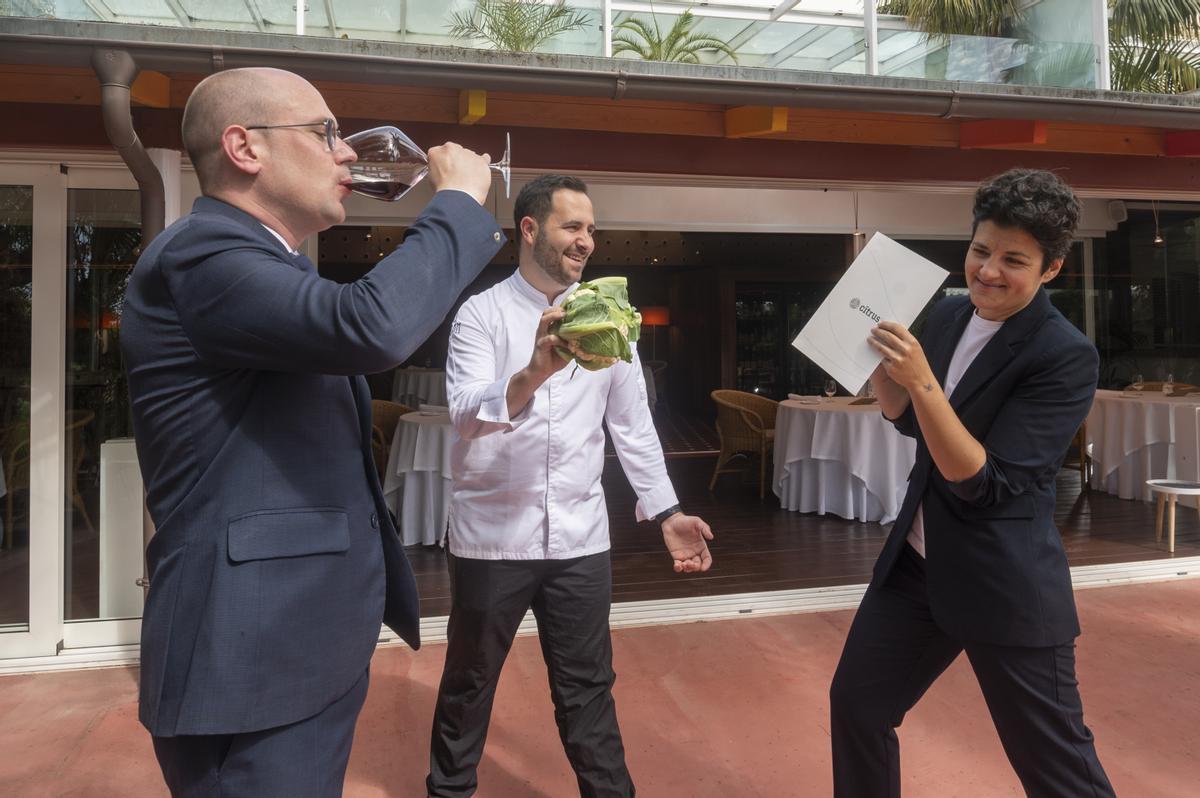 El sumiller Àlex Nolla, el cocinero Aitor López y la jefa de sala Susanna Krcivoj, en la terraza de Citrus.