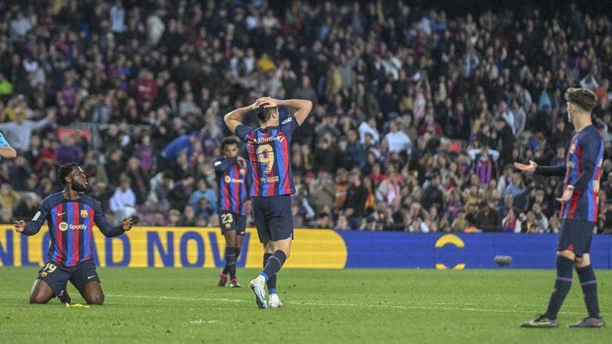 Lewandowski se lamenta de un error ante puerta durante el partido de liga entre el FC Barcelona y el Girona.