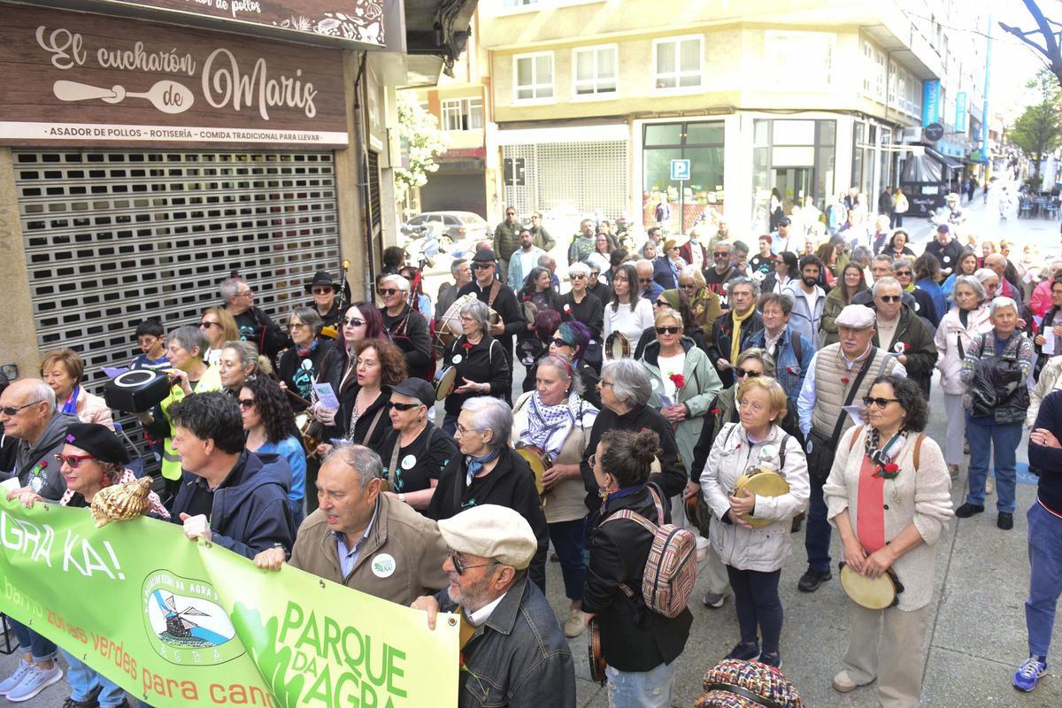 La manifestación, con un centenar de asistentes, contó con música y claveles conmemorando la revolución del 25 de abril en Portugal