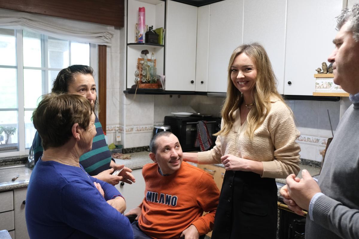 Ovidio Rodeiro y Fabiola García, dcha., en el domicilio de dos personas dependientes de Boqueixón.