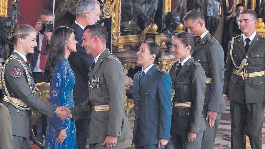 In Militäruniform schüttelt Leonor (li.) am Nationalfeiertag die Hände der geladenen Gäste, darunter Ausbildungskollegen aus Zaragoza.  | FOTO: HIDALGO/EFE