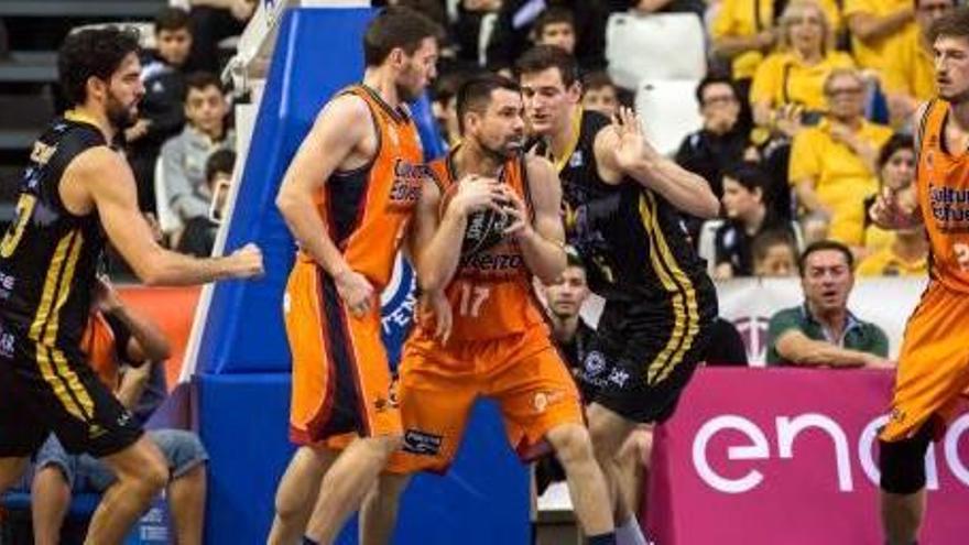 Rafa Martínez, al centre, en el partit de lliga contra el Tenerife