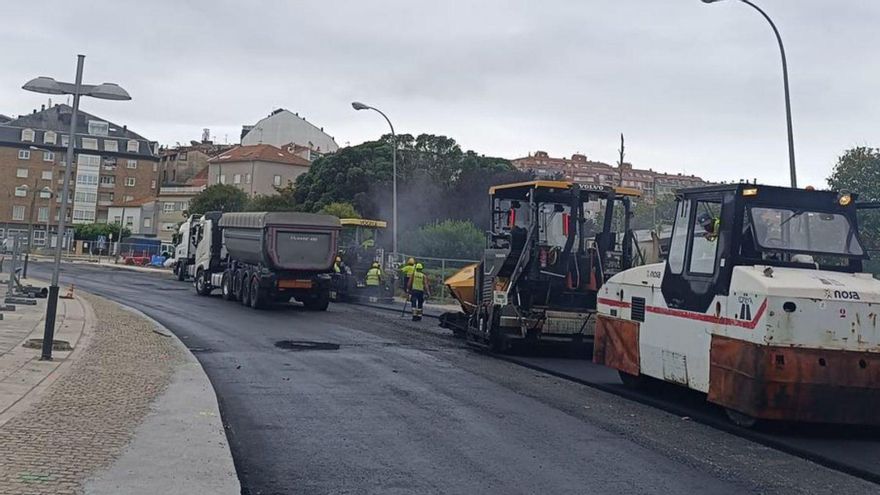 Tareas de asfaltado en la calle.