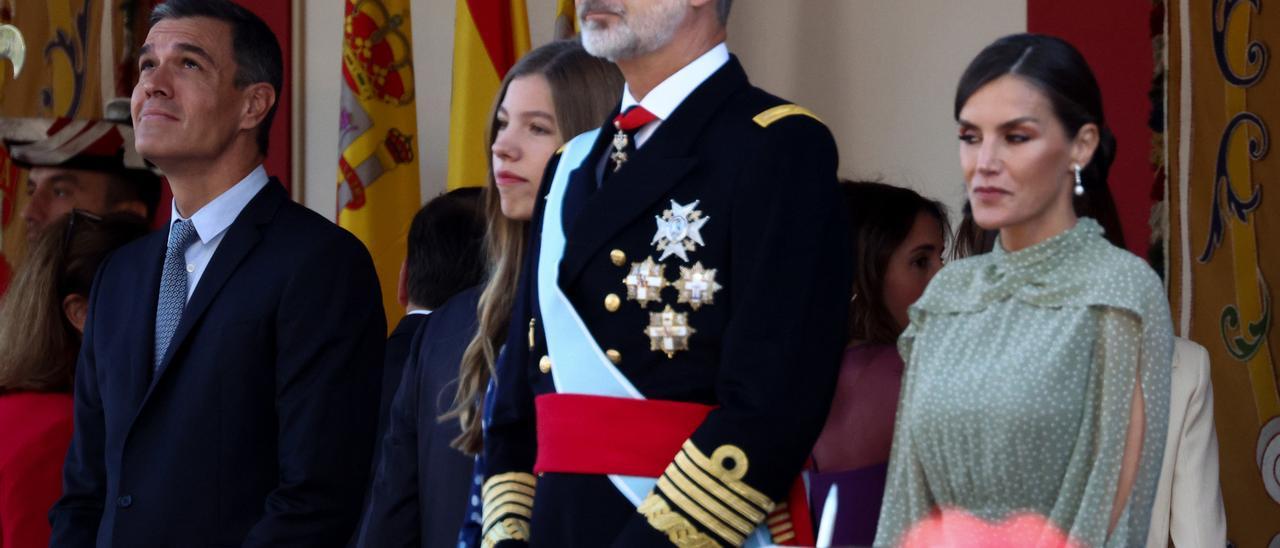 (I-D) El presidente del Gobierno, Pedro Sánchez; la Infanta Sofía; el Rey Felipe VI y la Reina Letizia, durante el acto solemne de homenaje a la bandera nacional y desfile militar en el Día de la Hispanidad, a 12 de octubre de 2022, en Madrid (España)