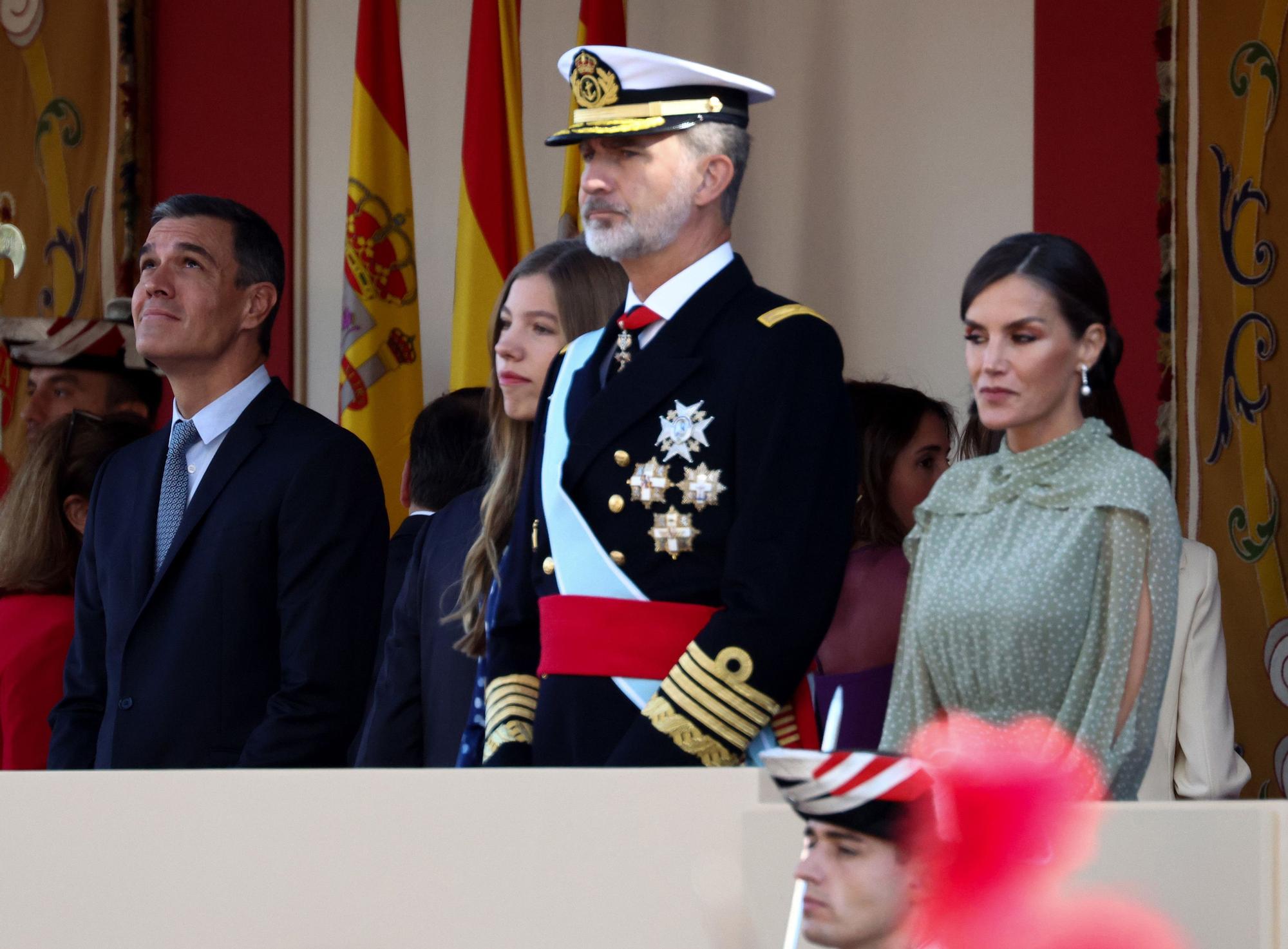 (I-D) El presidente del Gobierno, Pedro Sánchez; la Infanta Sofía; el Rey Felipe VI y la Reina Letizia, durante el acto solemne de homenaje a la bandera nacional y desfile militar en el Día de la Hispanidad, a 12 de octubre de 2022, en Madrid (España)