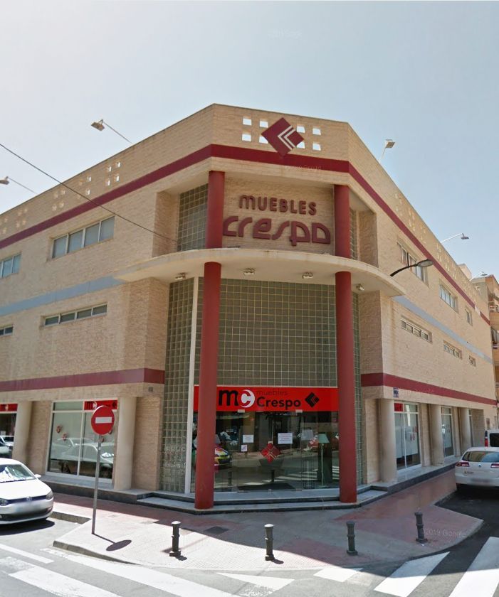 Fue en 1995 cuando se trasladó a un edificio mayor en la misma calle - Poeta García Lorca, nº 8-10 -  de casi 2.000 m² y  donde siempre ha ofrecido una amplia gama de muebles, decoración y un excelente servicio personalizado.