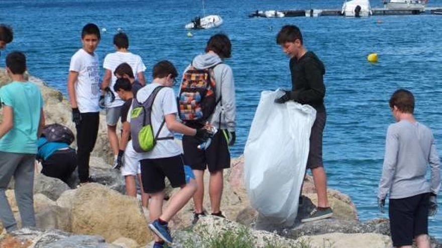 Los participantes en la jornada de limpieza que se enmarca en una campaña europea.