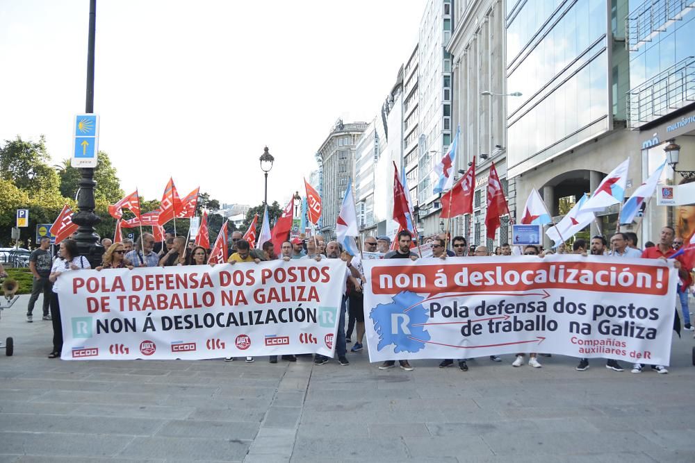 Trabajadores de Comfica,  empresa que presta el servicio de soporte telefónico de R para la provincia de A Coruña, se concentran para protestar contra la deslocalización de los puestos de trabajo.