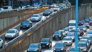 Tráfico intenso en un acceso de la Ronda de Dalt de Barcelona.