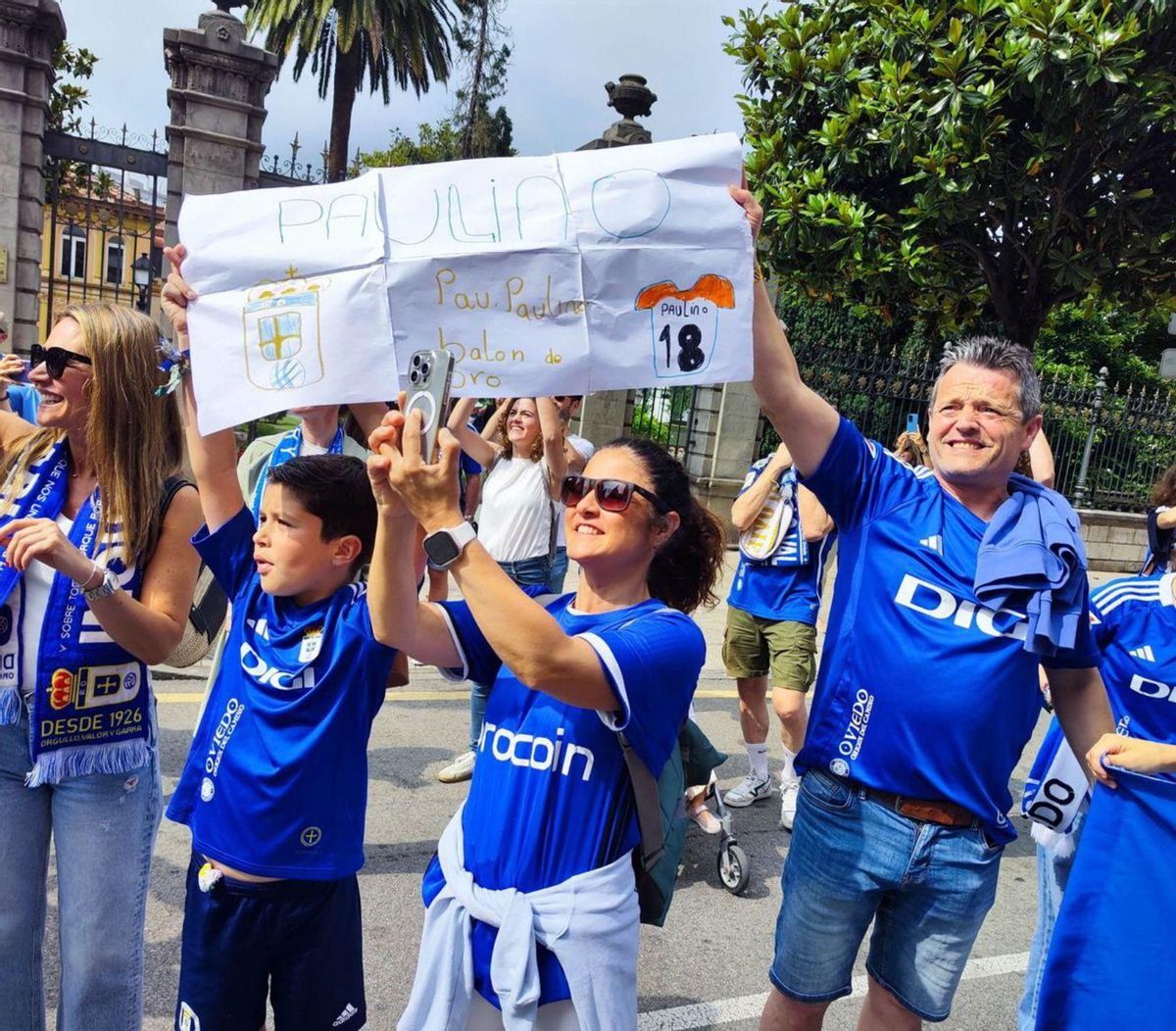 Enol Cañedo, a la izquierda, con un cartel que hizo para Paulino.