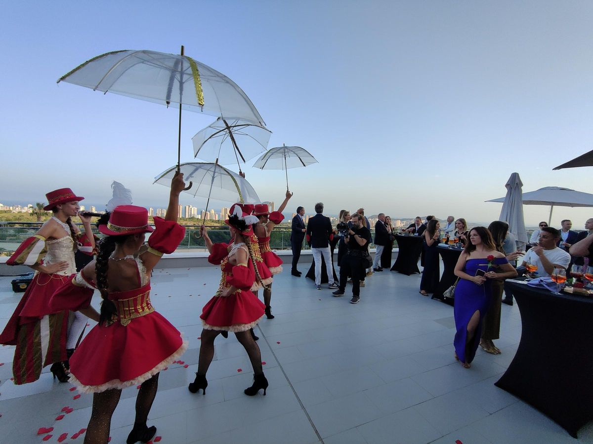 La velada contó con actuaciones de baile a cargo del elenco artístico de Terra Mítica y del impresionante espectáculo de drones de la empresa UMILES.
