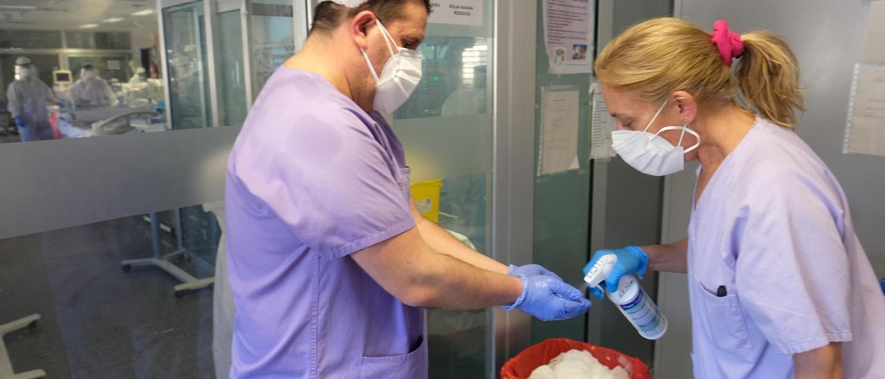 Dos sanitarios en la UCI del Hospital General Universitario de Elda.