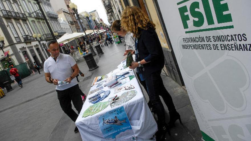 Integrantes de FSIE informan a un transeúnte, ayer en la capitalina calle de Triana.