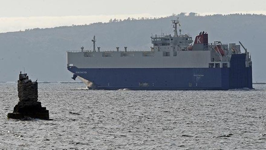 Un "car-carrier" parte de la terminal de coches de Bouzas, cabecera de la autopista del mar. // Marta G. Brea