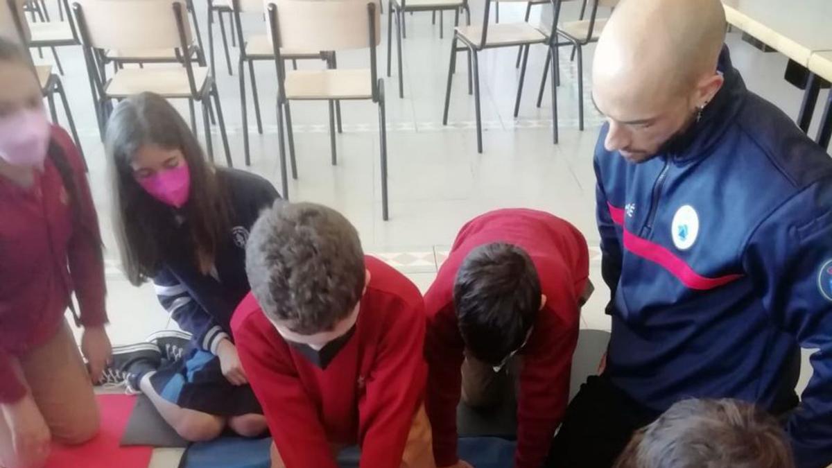 Clases de primeros auxilios en el colegio Scientia Lalín