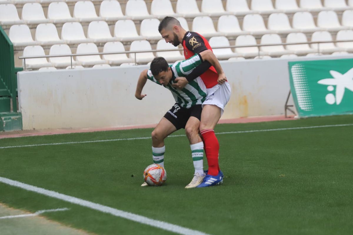 Las imágenes del derbi entre el Córdoba B y el Salerm Puente Genil