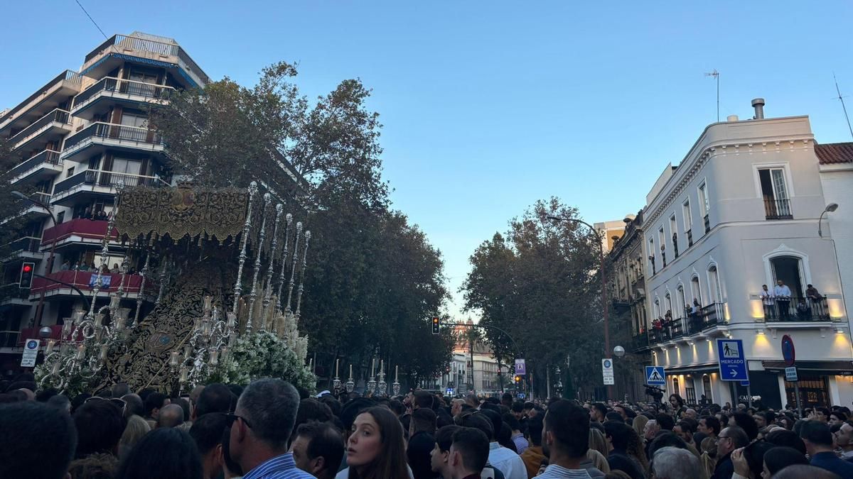 A punto de entrar la Esperanza de Triana en Pastor y Landero.