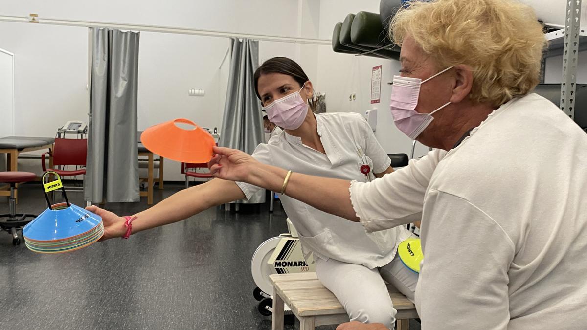 Una paciente es atendida en la Unidad de Daño Cerebral del Hospital del Vinalopó de Elche.