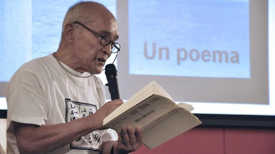 Shuntaro Tanikawa (i), considerado el poeta contemporáneo vivo más importante de Japón, lee uno de sus poemas, durante la presentación de &quot;Sin conocer el mundo&quot;, la primera traducción al español de una de sus obras, en la Embajada de México en Japón.