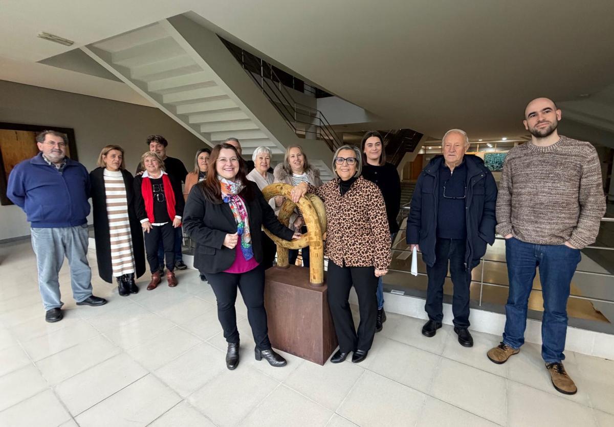 Representantes políticos y de artistas y colectivos participantes, ayer en el Auditorio de Cangas. | G.M.P.