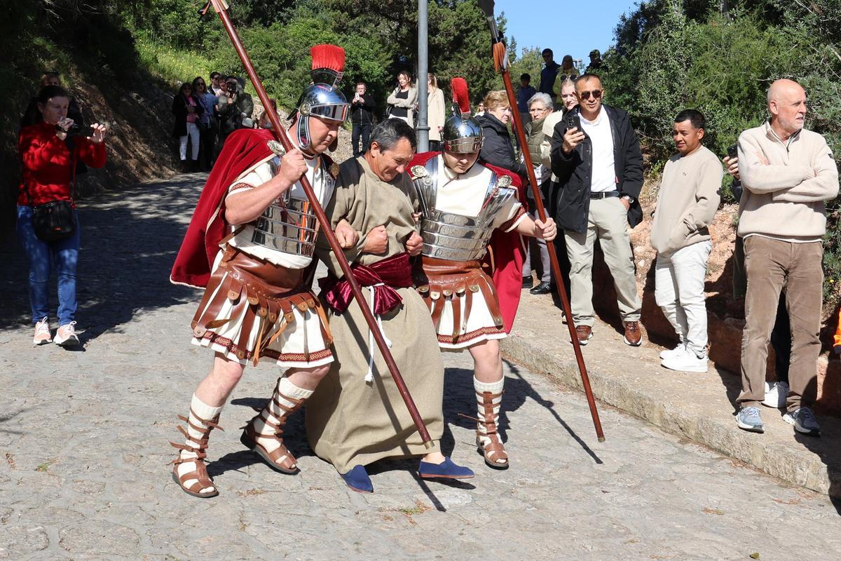 Galería: imágenes del vía crucis de Santa Eulària